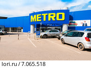Киров. Торговый комплекс "Метро Кэш энд Керри" (Metro Cash & Carry) (2012 год). Редакционное фото, фотограф Ольга Визави / Фотобанк Лори