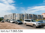 Автомобильная пробка на въезде в город. Киров (2012 год). Редакционное фото, фотограф Ольга Визави / Фотобанк Лори
