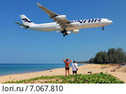 Таиланд. Остров Пхукет, пляж Mai Khao. Airbus A340-300 авиакомпании "Finnair" на посадке (2015 год). Редакционное фото, фотограф Александр Тарасенков / Фотобанк Лори