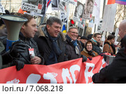 Портрет крупным планом лидера движения "Солидарность" Бориса Немцова, узник Болотной Владимир Акименков, Михаил Касьянов  на многотысячном шествии "Марш миллионов" по Бульварному кольцу, город Москва, Россия (2014 год). Редакционное фото, фотограф Николай Винокуров / Фотобанк Лори