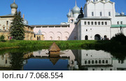 Отражение церкви Воскресения Христова в пруду, Ростов Великий (2015 год). Стоковое видео, видеограф Михаил Коханчиков / Фотобанк Лори