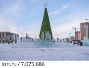Елка и ледяная скульптура в микрорайоне Красноярска (2015 год). Редакционное фото, фотограф Светлана Попова / Фотобанк Лори