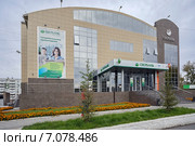 Здание "Сбербанка" в Ачинске крупным планом (2013 год). Редакционное фото, фотограф Светлана Попова / Фотобанк Лори