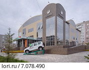 Подарочный автомобиль перед зданием сбербанка в Ачинске (2013 год). Редакционное фото, фотограф Светлана Попова / Фотобанк Лори