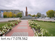 Мощёная дорожка с цветами к памятнику Ленина в Ачинске (2013 год). Редакционное фото, фотограф Светлана Попова / Фотобанк Лори