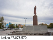Ачинск. Памятник Ленину с церковью на заднем плане (2013 год). Редакционное фото, фотограф Светлана Попова / Фотобанк Лори