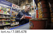 Мужчина в канцелярском отделе магазина Metro Cash & Carry, Уфа (2013 год). Редакционное видео, видеограф Mikhail Erguine / Фотобанк Лори