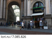 Вид на галерею торгового центра Витторио Иммануила II ( Galleria Vittorio Emanuele II) . Милан, Италия (2013 год). Редакционное фото, фотограф Яна Королёва / Фотобанк Лори