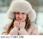 Красивая девушка в меховой шапке зимой на улице. Стоковое фото, фотограф Игорь Низов / Фотобанк Лори