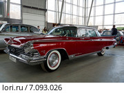 Выставка ретро-автомобилей в парке Сокольники. Американский автомобиль Buick Electra 225 (Бьюик Электра) (2015 год). Редакционное фото, фотограф Наталья Волкова / Фотобанк Лори