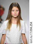 NEW YORK, NY - OCTOBER 19: A model walks the runway during the Aria Children's Clothing preview at petitePARADE / Kids Fashion Week at Bathhouse Studios on October 19, 2014 in New York City. Редакционное фото, фотограф Anton Oparin / Фотобанк Лори