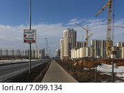 Строительство домов микрорайона Центр-2 весной, Московская область, Железнодорожный (2015 год). Редакционное фото, фотограф Алексей Гусев / Фотобанк Лори