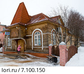 Девочка шести лет стоит на крыльце Почты Деда Мороза в Великом Устюге (2015 год). Стоковое фото, фотограф Светлана Шимкович / Фотобанк Лори