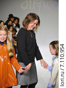 NEW YORK, NY - OCTOBER 18: Designer Amy Wismar walks the runway with models during the Oil & Water preview at petitePARADE / Kids Fashion Week at Bathhouse Studios on October 18, 2014 in New York City. Редакционное фото, фотограф Anton Oparin / Фотобанк Лори