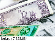 Банкноты Перу и Бразилии на фоне оценочного каталога мировых валют. Стоковое фото, фотограф Евгений Мухортов / Фотобанк Лори