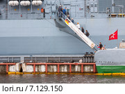 Туристы поднимаются на борт фрегата F218 Mecklenburg-Vorpommern во время его стоянки в Санкт-Петербурге (2012 год). Редакционное фото, фотограф Сергей Дубров / Фотобанк Лори