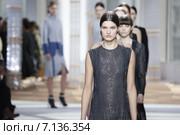 NEW YORK, NY - FEBRUARY 18: A model walks the runway at the Boss Womens fashion show during Mercedes-Benz Fashion Week Fall on February 18, 2015 in NYC. Стоковое фото, фотограф Anton Oparin / Фотобанк Лори
