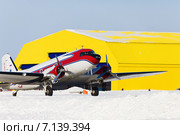 Самолет Douglas («Дуглас») DC-3 перед взлетом (2015 год). Редакционное фото, фотограф Владимир Мельников / Фотобанк Лори