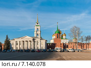 Город Тула. Весенний пейзаж с видом на Тульский кремль и музей самоваров с центральной площади на фоне голубого неба (2015 год). Редакционное фото, фотограф Игорь Низов / Фотобанк Лори