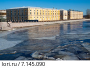 Старое здание пеньковых складов в Санкт-Петербурге (Тучков буян), вид со стороны Малой невы (2015 год). Стоковое фото, фотограф Сергей Дубров / Фотобанк Лори