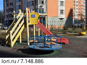 Детская игровая площака во дворе жилого дома. Челобитьевское шоссе, 10, корпус 2. 1-й микрорайон района Северный. Москва (2015 год). Редакционное фото, фотограф lana1501 / Фотобанк Лори
