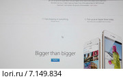 Страница интернет магазина Apple.com с Iphone 6+ в продаже (2014 год). Редакционное видео, видеограф Кекяляйнен Андрей / Фотобанк Лори