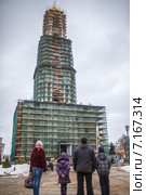 Колокольня Троице-Сергиевой Лавры в строительных лесах. Туристы (2013 год). Редакционное фото, фотограф needadventures / Фотобанк Лори