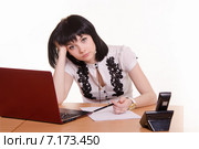 Утомленная работница call-центра перед монитором, оперла голову на руку. Стоковое фото, фотограф Иванов Алексей / Фотобанк Лори