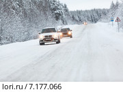 Легковые автомобили на зимней дороге (2014 год). Редакционное фото, фотограф Кекяляйнен Андрей / Фотобанк Лори