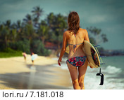 Девушка с доской для серфинга на пляже. Стоковое фото, фотограф Михаил Дударев / Фотобанк Лори