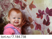 Рыжеволосая годовалая девочка радостно улыбается. Стоковое фото, фотограф Ольга Анофриева / Фотобанк Лори
