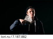 Молодой самодовольный мужчина с пачкой денег. Стоковое фото, фотограф Юрий Соловьёв / Фотобанк Лори