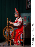 Девушка за прялкой. Стоковое фото, фотограф Игорь Чекаев / Фотобанк Лори