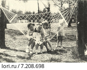 Дети в гамаке, 1952. Редакционное фото, фотограф Ирина Терентьева / Фотобанк Лори