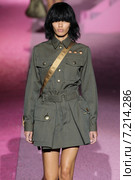 NEW YORK, NY - SEPTEMBER 11: Model Veridiana Ferreira walk the runway at Marc Jacobs during Mercedes-Benz Fashion Week Spring 2015 at Seventh Regiment Armory on September 11, 2014 in NYC. Редакционное фото, фотограф Anton Oparin / Фотобанк Лори