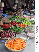 Vietnam, Hanoi, Fresh fruits and vegetables street markets. Стоковое фото, агентство BE&W Photo / Фотобанк Лори