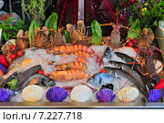 Fish and shellfish displayed in front of a restaurant in the harbour of Rethymnon, Crete, Greece. Редакционное фото, агентство BE&W Photo / Фотобанк Лори