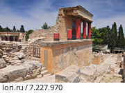 Partial view of the Minoan Palace of Knossos with characteristic columns and a fresco of a bull behind. Crete, Greece. Редакционное фото, агентство BE&W Photo / Фотобанк Лори