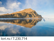 Отражение горы в чистом льду Байкала. Стоковое фото, фотограф Алексей Стрелюк / Фотобанк Лори
