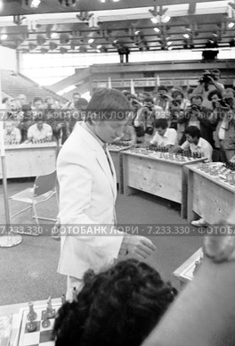 Москва. 1985 год. Московский Международный фестиваль молодежи и студентов. Чемпион мира по шахматам Анатолий Карпов дает сеанс одновременной игры. Редакционное фото, фотограф Александр С. Курбатов / Фотобанк Лори