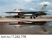 Миргород, Украина - 22 июля 2011. Истребитель General Dynamics F-16C Fighting Falcon на аэродроме в Миргороде, на учениях "Безопасное небо-2011" Редакционное фото, фотограф Сергей Попсуевич / Фотобанк Лори