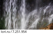 Струи воды падают вниз. Водопад Банжок. Китай (2015 год). Стоковое видео, видеограф Кирилл Трифонов / Фотобанк Лори
