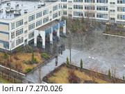Дождь со снегом в школьном дворе. Митино, Москва (2015 год). Стоковое фото, фотограф Валерия Попова / Фотобанк Лори