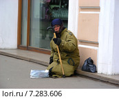 Нищая старушка на улице просит милостыню, Москва (2009 год). Редакционное фото, фотограф lana1501 / Фотобанк Лори