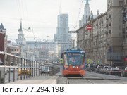 Трамвай 13 маршрута на Краснопрудной улице. Москва, 2015 г. Редакционное фото, фотограф Сайганов Александр / Фотобанк Лори