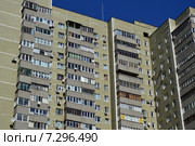 Двадцатидвухэтажный трёхподъездный каркасно-панельный жилой дом серии КМС-101. Улица Маршала Василевского, 17. Москва (2015 год). Редакционное фото, фотограф lana1501 / Фотобанк Лори