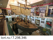 Поморское однопалубное одномачтовое морское и речное судно Северной Руси в Красноярском краеведческом музее (2015 год). Редакционное фото, фотограф Алексей Гусев / Фотобанк Лори