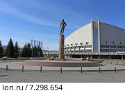 Памятник Ивану Ярыгину перед Дворцом спорта ранней весной, остров Отдыха в Красноярске (2015 год). Редакционное фото, фотограф Алексей Гусев / Фотобанк Лори