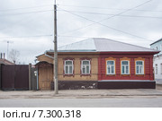 Елец. Соседи по-разному отделали свои половины дома на две семьи (2015 год). Стоковое фото, фотограф Сайганов Александр / Фотобанк Лори
