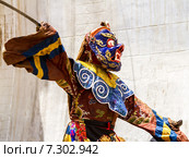Монах исполняет священный танец масок Цам (Cham dance) на буддийском фестивале в монастыре Курча (Карша) в Гималаях, в Занскаре, северная Индия (2012 год). Стоковое фото, фотограф Олег Иванов / Фотобанк Лори